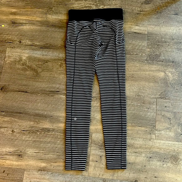 Striped Lululemon leggings, size 6 - Picture 4 of 4